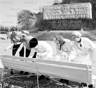 Kobiety prawdopodobmie w czynie spolecznym maluja lawke...