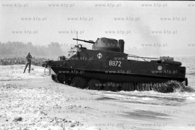 Desant morski jednostki Niebieskich Beretow na plazy...