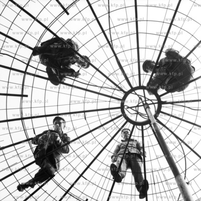 Robotnicy z Mostostalu podczas montazu kopuly na Teatrze...