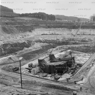 Montaż rurociągów przez pracowników Hydrobudowy...