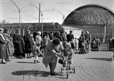 Festyn na placu Zebrań Ludowych w Gdańsku.  (Lata...