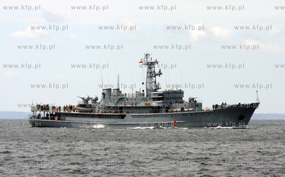 ORP Wodnik - okret szkolny Marynarki Wojennej wplywajacy...