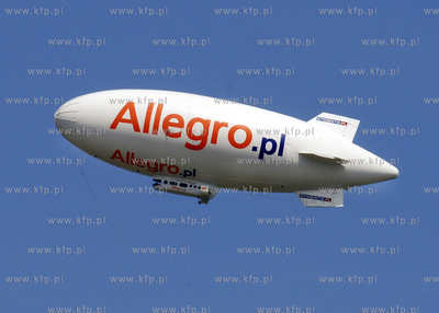 Sterowiec reklamujacy portal Allegro.pl latajacy nad...