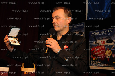 Gdynia. XVII Final WOSP. Gdynska licytacja fantow,...