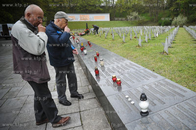 Cmentarz zolnierzy Armii Radzieckiej w Gdansku po uroczystosciach...