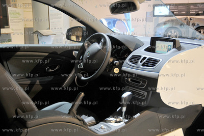 Salony samochodowe na Polach Elizejskich (Champs Elysee...