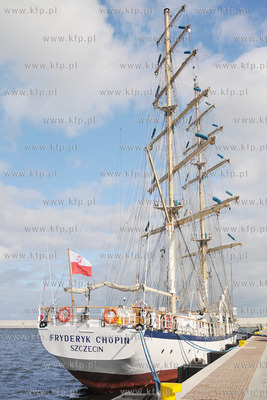 Zaglowiec Fryderyk Chopin zacumowany w Basenie Prezydenta...