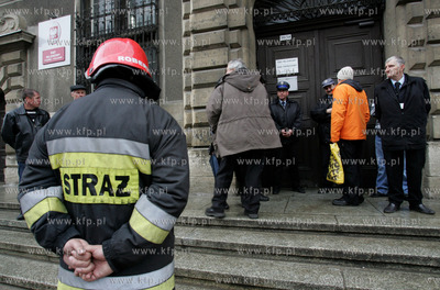 Alarm bombowy w budynku Sadu Okregowego w Gdansku na...