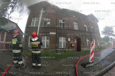 Pozar budynku przy ul. Starowiejskiej 11 w Gdansku-Letnicy....
