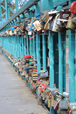 Wroclaw. Most Tumski na ktory mlode pary przyjezdzaja...