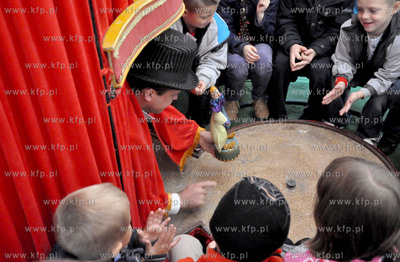 Kwidzyn. Wystep wegierskiego teatru lalkowego Tintalo...