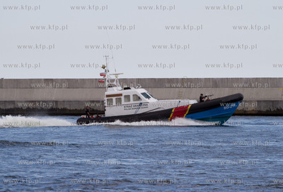 Gdynia ,akwen miedzy wejsciem poludniowym Portu Gdynia...