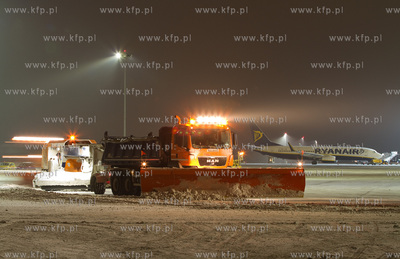 Zima na gdanskim lotnisku. Nz. Pojazdy Akcji Zima....