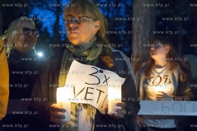 Jurata. Protest 3XNIE przy wjezdzie do letniej rezydencji...