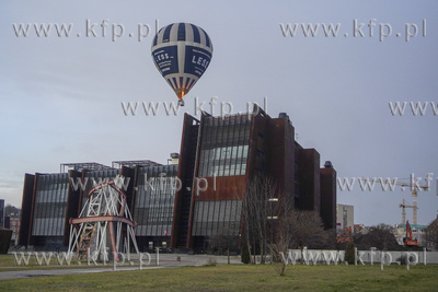 Balonem nad Gdańskiem. Nad Europejskim Centrum Solidarności...