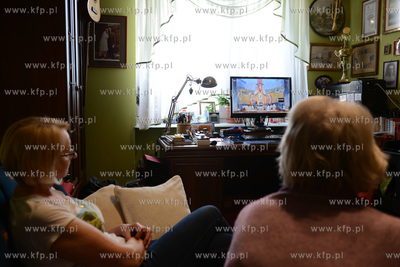 Wierni uczestniczacy w liturgi Wielkiego Czwartku dzieki...