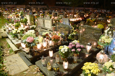 W zaduszkowy wieczór na cmentarzu parafialnym w Gdyni...