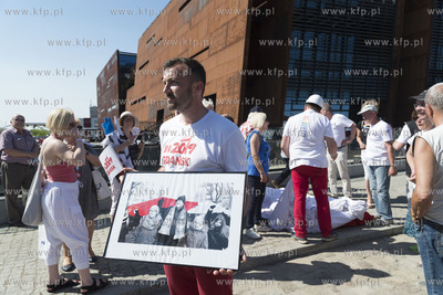 Gdańsk. ECS. Święto Wolności i Solidarności. Składanie...