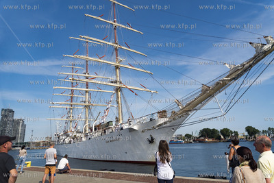 Dar Młodzieży wpływa do Nabrzeża Pomorskiego w...