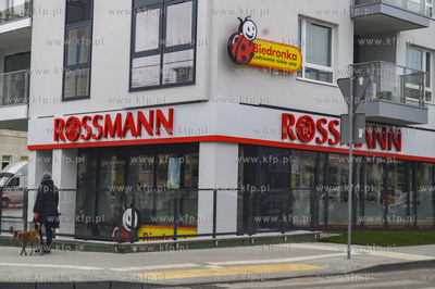 Gdynia ul. Legionów. Nz. sklepy Rossmann i Biedronka.06.03.2020...