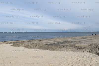 Sopot. Piasek z dna morza wydobyty podczas prac pogłębienia...