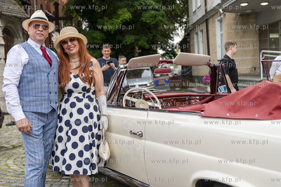 Sopot. Parada ulicą Bohaterów Monte Cassino do muszli...