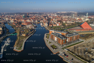Gdansk, w tle stare miasto, po lewej Wyspa Spichrzow,...