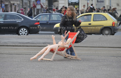 Performance z udzialem gumowej lalki w centrum Warszawy....