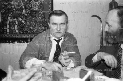 Lech Walesa z papierosem w swoim starym domu na ul....
