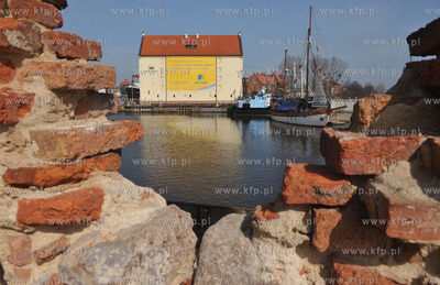 Gdansk. Widok na Olowianke z Wyspy Spichrzow. Na. Centralne...