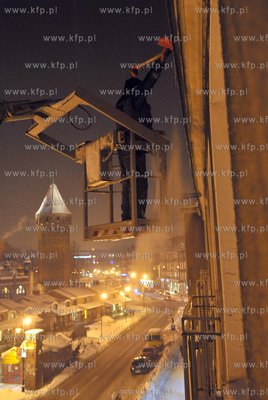 Usuwanie niebezpiecznych sopli i sniegu z dachu kamienicy...