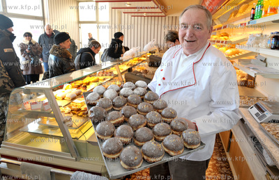 Marek Szydlowski prezentuje paczki przygotowane na...
