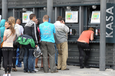 PGE Arena w Gdansku. Kolejka kibicow po bilety na pierwszy...