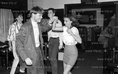 Slawomir Siezieniewski tanczy w nocnym klubie Lido...