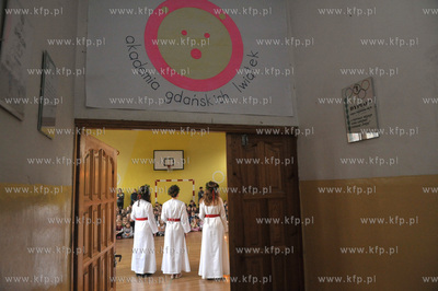 Orszak sw. Lucji odwiedzil Szkole Podstawowa nr 14...