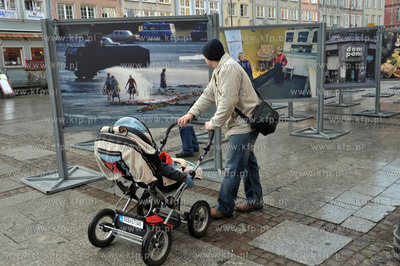 Gdańsk, Dług Targ. Wystawa plenerowa 13/12. Codzienność...