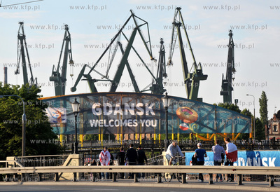 Gdansk. Kibice udaja sie prze Blednik do Strefy Kibica...