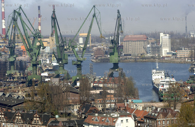 Gdansk. Widok z wiezowca zieleniak na Stocznie Gdanska...