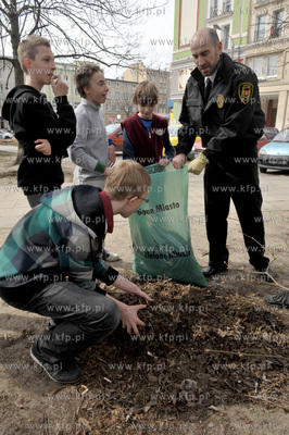 Gdańsk, Wrzeszcz. Z okazji Swiatowego Dnia Ziemi uczniowie...
