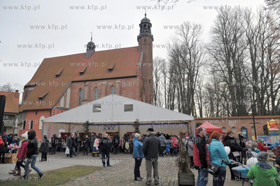 Jarmark Swiateczny na placu Mariackim przy kosciele...