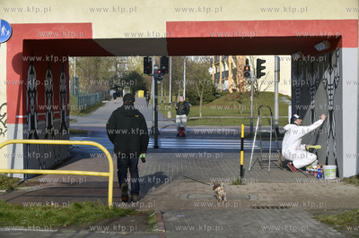 Mural autorstwa Grzegorza Zająca powstaje w przejściu...
