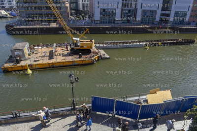 Gdańsk. Budowa kładmi między Długi Pobrzeżem a...