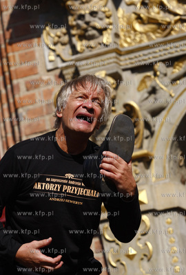 Gdansk. Dlugi Targ. Happening pt Aktorzy Przyjechali...