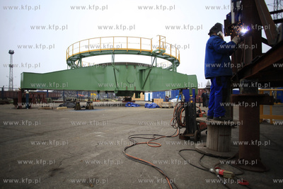 Gdynia. Zaladunek elementow tzw. stacker reclaimer,...