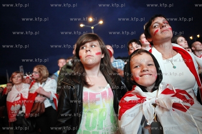 Gdansk. Mistrzostwa europy w pilce noznej. Kibice ogladaja...