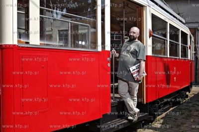 Autorzy albumu " 140 lat gdanskich tramwajow " w zajedni...