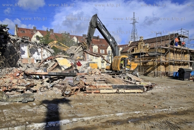 Wyburzanie budynku dworca PKP w Sopocie.
01.08.2013
fot....