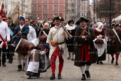 Gdańsk. Przemarsz ul.Długą z okazji jubileuszu siedemdziesięciolecia...