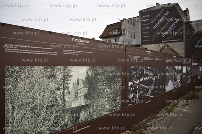 Wystawa na ogrodzeniu inwestycji przy al. Grunwaldzkiej...