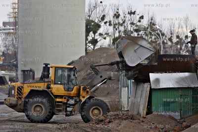 Znika hałda kruszywa z placu u zbiegu ul. Marynarki...